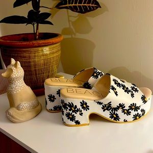 Anthro platform mules in sassy black daisy !